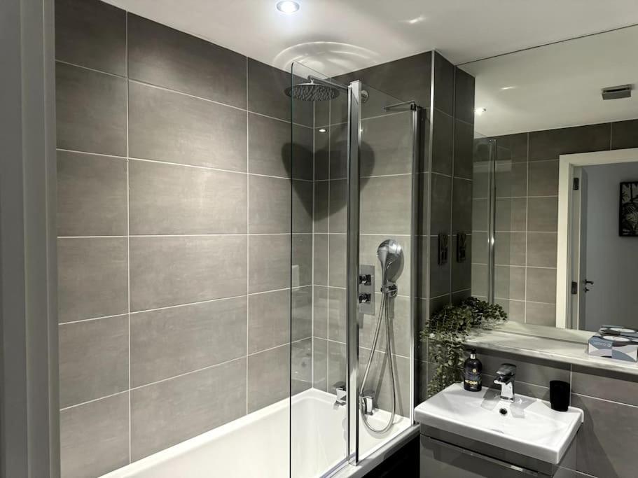 Luxury Oaks Suite, Free Private Parking, 2 Bed 2 Bathroom Apartment, Central Solihull Birmingham Exterior photo
